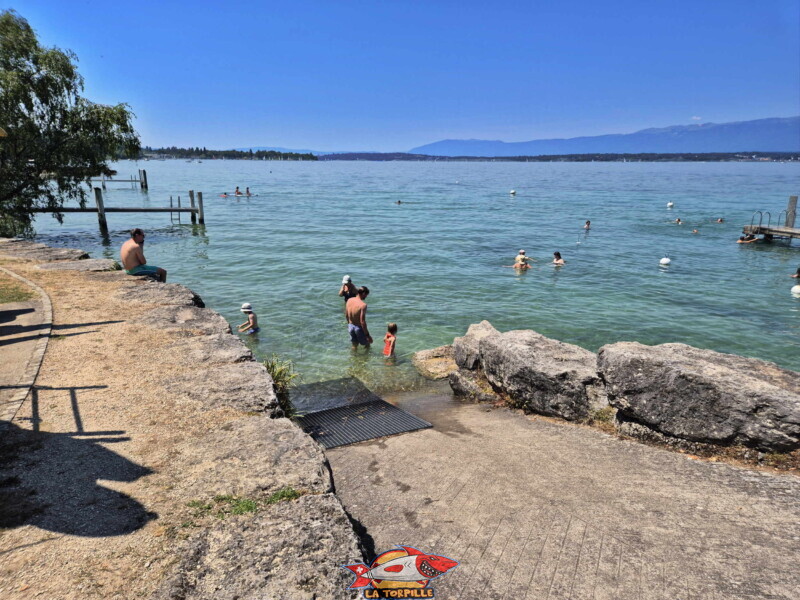 La rampe d'accès au la Plage du Débarcadère d'Anières, canton de Genève.