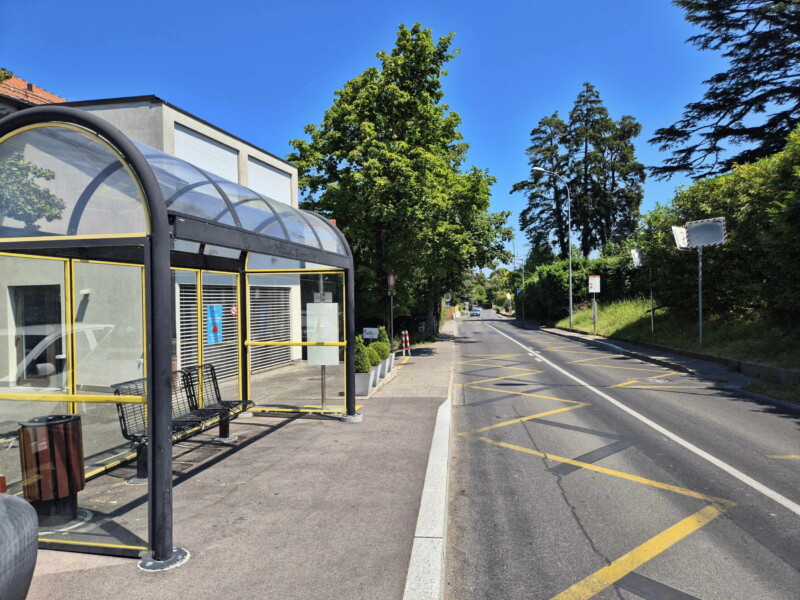 L'arrêt de bus "Anières, Courbes". L'arrêt de bus "Anières, Courbes".