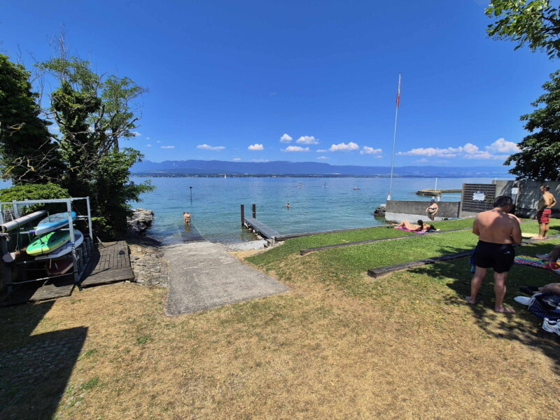 Entrée. Plage des Courbes. Anières, lac Léman, canton de Genève.