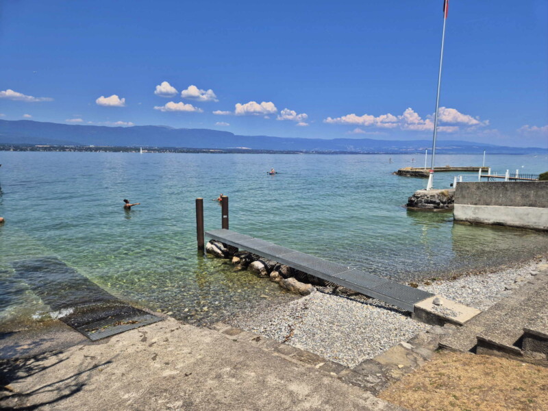 Gravier. Plage des Courbes. Anières, lac Léman, canton de Genève.