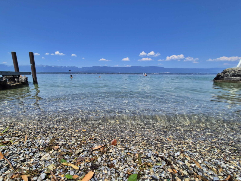 Gravier. Plage des Courbes. Anières, lac Léman, canton de Genève.