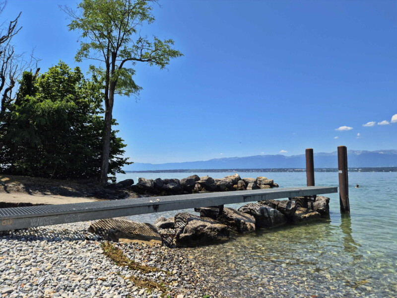 Ponton. Plage des Courbes. Anières, lac Léman, canton de Genève.