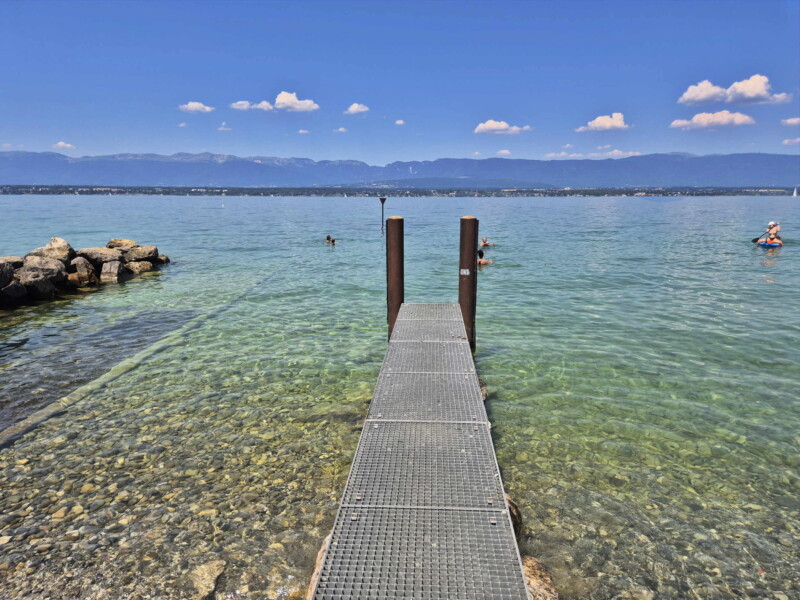 Ponton. Plage des Courbes. Anières, lac Léman, canton de Genève.