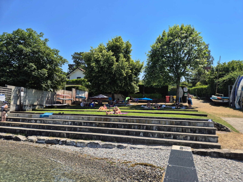Escalier. Plage des Courbes. Anières, lac Léman, canton de Genève.
