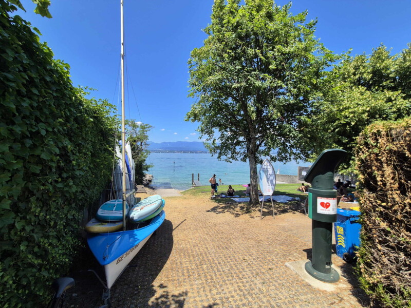 Entrée. Plage des Courbes. Anières, lac Léman, canton de Genève.