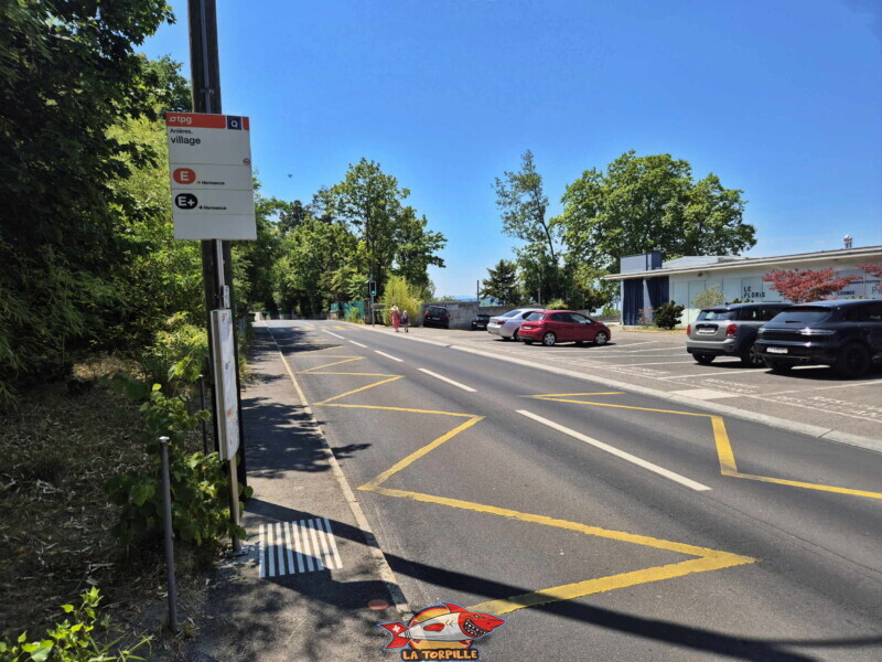 L'arrêt de bus "Anières, Village". L'arrêt de bus "Anières, Village".