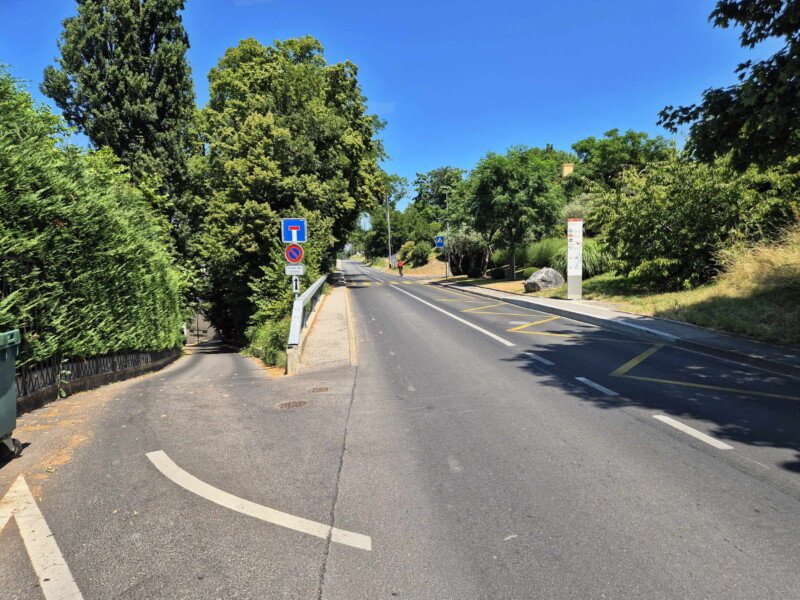 L'arrêt de bus "Anières, Gravière" et le chemin de la gravière qui mène à la plage. L'arrêt de bus "Anières, Gravière" et le chemin de la gravière qui mène à la plage.