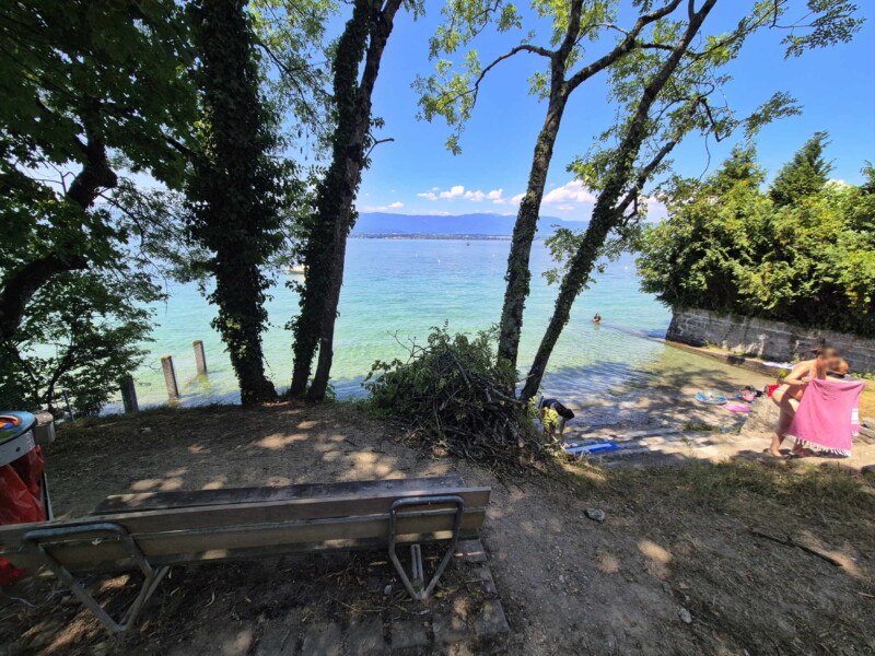 Bas du chemin. Plage de la Gravère, Anières, Lac Léman, Canton de Genève.