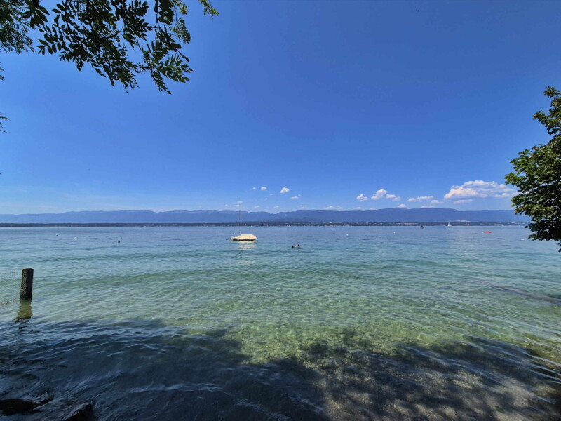 Gravier. Plage de la Gravère, Anières, Lac Léman, Canton de Genève.