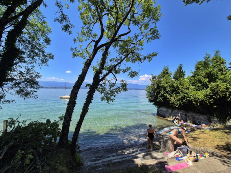 Escalier. Plage de la Gravère, Anières, Lac Léman, Canton de Genève.