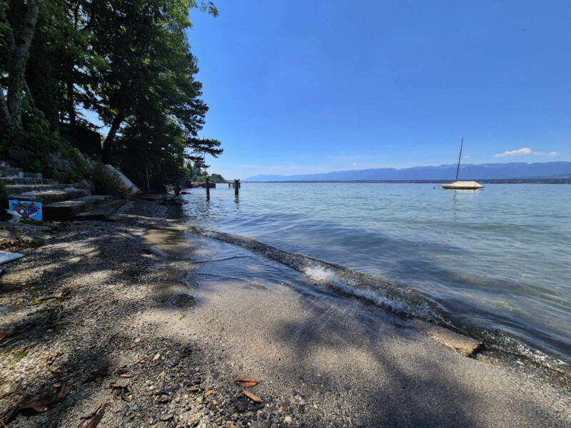 Gravier. Plage de la Gravère, Anières, Lac Léman, Canton de Genève.