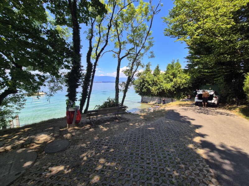Bas du chemin. Plage de la Gravère, Anières, Lac Léman, Canton de Genève.