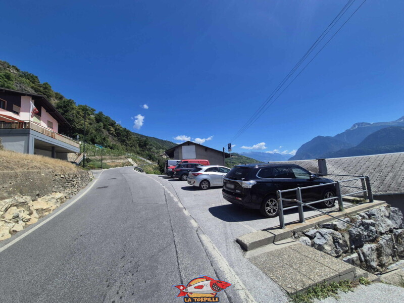 Le parking à Vaas-d'en-Bas.