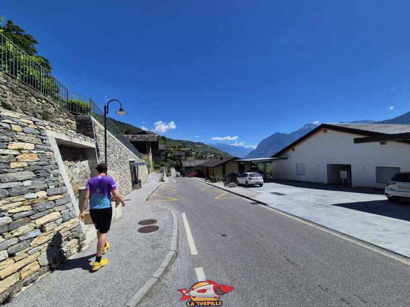 L'arrêt de bus "Vaas-d'en-Bas" en contrebas du parking. L'arrêt de bus "Vaas-d'en-Bas" en contrebas du parking.