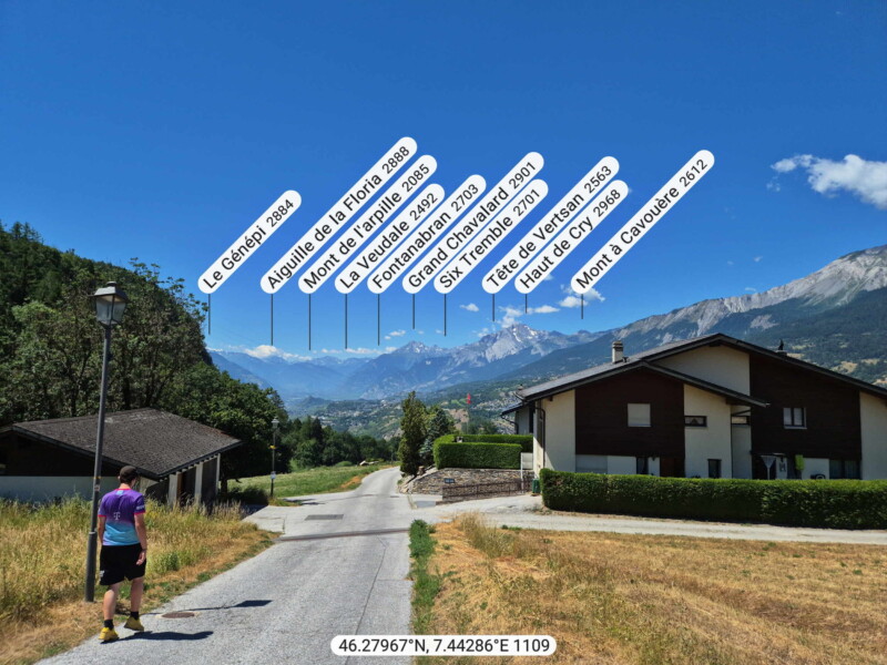 La vue sur les montagnes de la vallée du Rhône en descendant le chemin du Lyron. Le Grand Chavalard et Haut de Cry. La vue sur les montagnes de la vallée du Rhône en descendant le chemin du Lyron. Le Grand Chavalard et Haut de Cry.