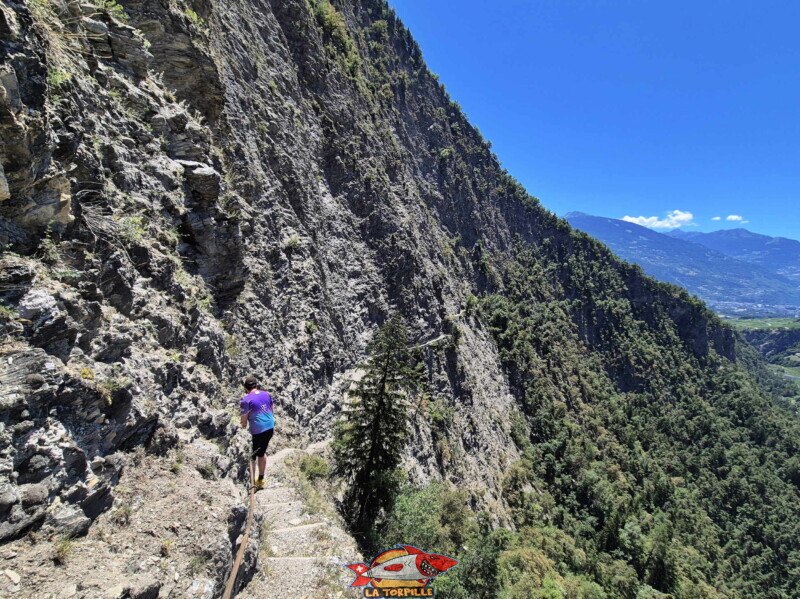 La zone mythique du bisse de Sillonin avec le passage le long de la paroi verticale de la colline du Châtelard. La zone mythique du bisse de Sillonin avec le passage le long de la paroi verticale de la colline du Châtelard.