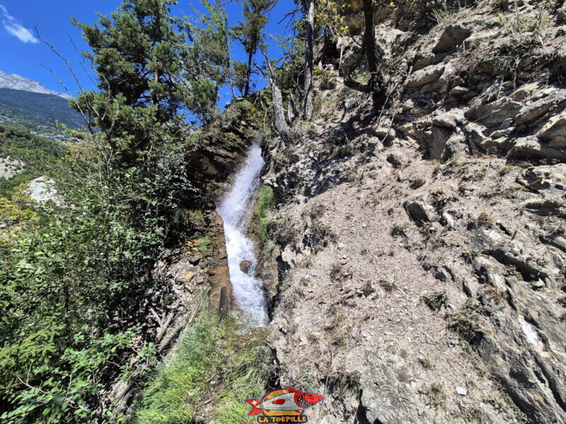 Le bisse ne descend pas sous l'escalier mais fait une chute puis est canalisé sous la partie à plat du sentier. Le bisse ne descend pas sous l'escalier mais fait une chute puis est canalisé sous la partie à plat du sentier. Bisse de Sillonin
