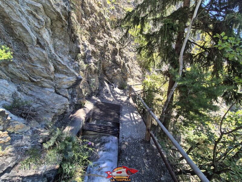 Le bisse part dans un canal après la chute d'eau. Bisse de Sillonin Le bisse part dans un canal après la chute d'eau. Bisse de Sillonin
