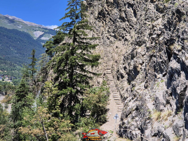 La vue sur l'escalier dans l'autre sens. Bisse de Sillonin La vue sur l'escalier dans l'autre sens. Bisse de Sillonin
