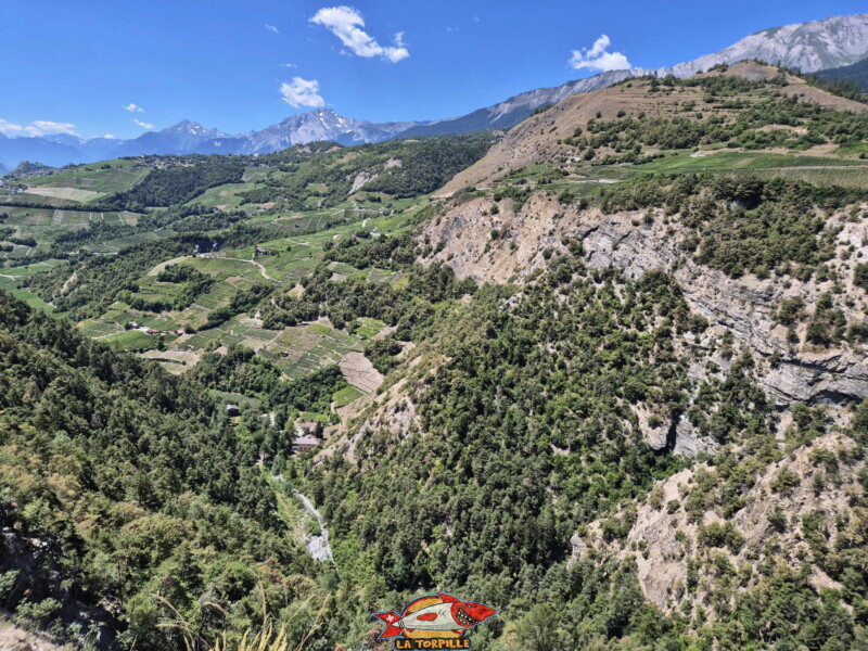 La vue direction sud-ouest sur le bas de vallée de la Lienne. Bisse de Sillonin La vue direction sud-ouest sur le bas de vallée de la Lienne. Bisse de Sillonin