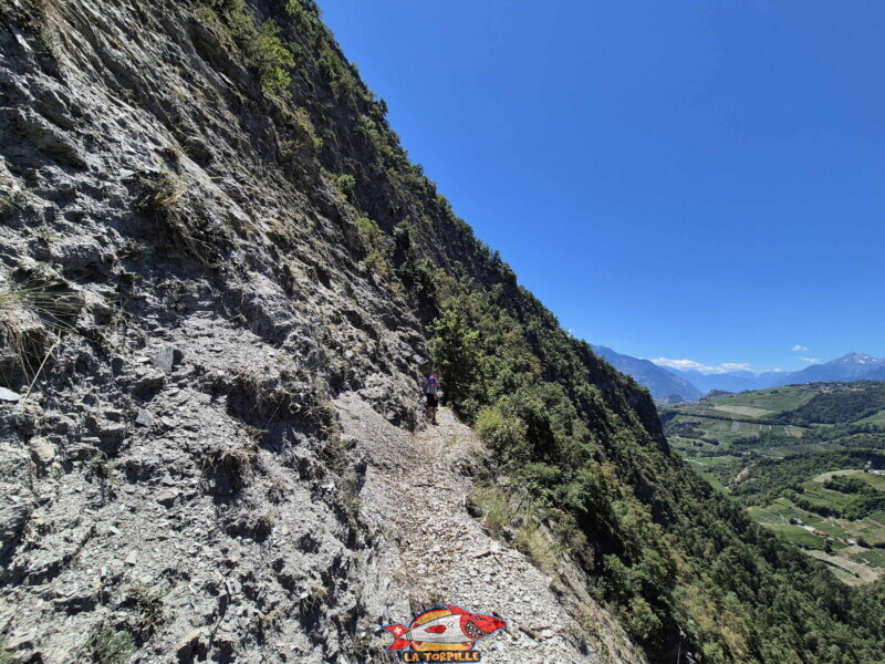 La chute continue de petites pierres rend le sentier, sur certains sections, plus horizontal. La chute continue de petites pierres rend le sentier, sur certaines sections, plus horizontal. Bisse de Sillonin