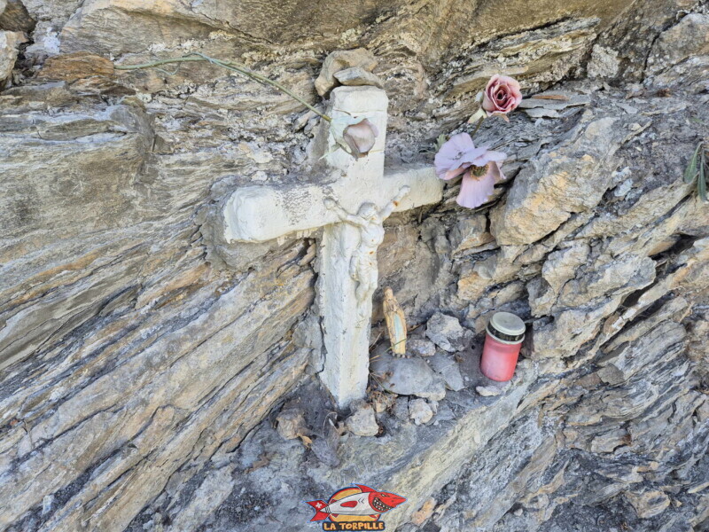 Une croix qui rappelle les terres catholiques du Valais. Bisse de Sillonin Une croix qui rappelle les terres catholiques du Valais. Bisse de Sillonin