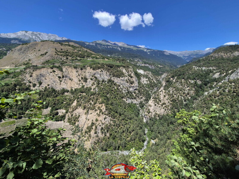La vue direction nord-est sur les gorges de la Lienne. Bisse de Sillonin La vue direction nord-est sur les gorges de la Lienne. Bisse de Sillonin