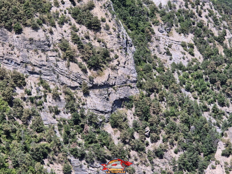 Le passage sous le rocher depuis le bisse de Sillonin. Le passage sous le rocher depuis le bisse de Sillonin.