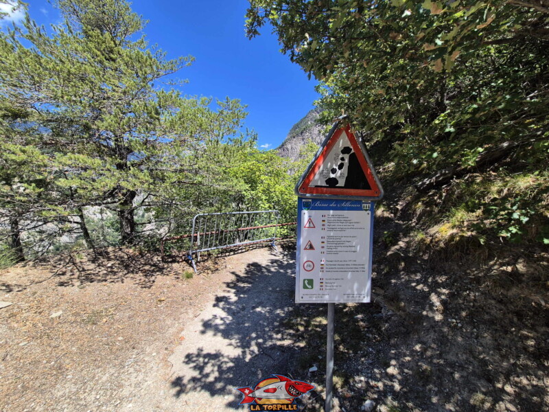 La fin de la partie du chemin le long de la paroi rocheuse. Bisse de Sillonin La fin de la partie du chemin le long de la paroi rocheuse. Bisse de Sillonin