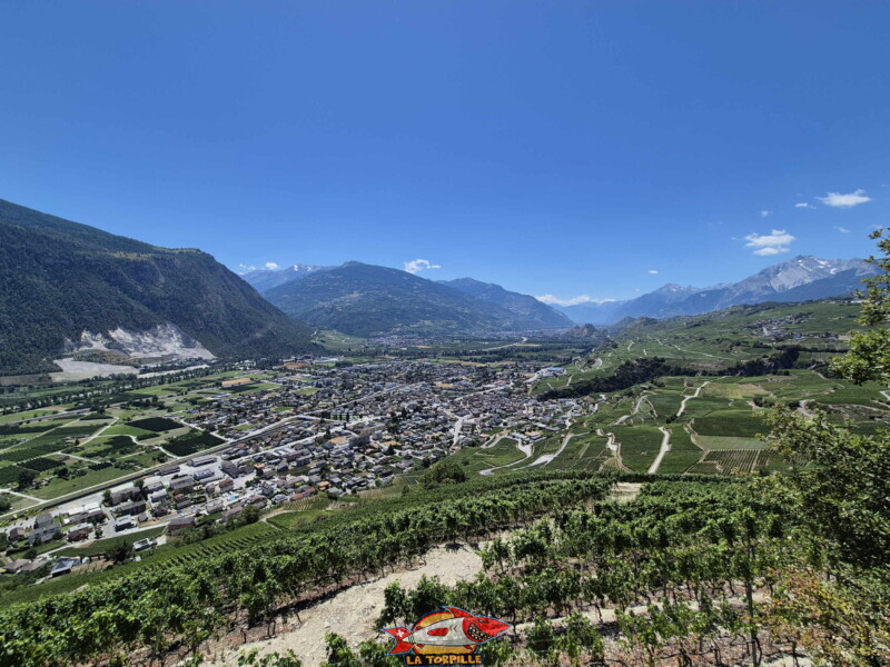 La vue direction sud-ouest sur la vallée du Rhône. Au premier plan, la ville de St-Léonard. Bisse de Sillonin La vue direction sud-ouest sur la vallée du Rhône. Au premier plan, la ville de St-Léonard. Bisse de Sillonin