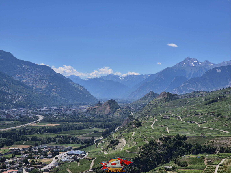 Le zoom direction sud-ouest. la ville de Sion avec les collines de Valère, Tourbillon et Mont d'Orge. Le zoom direction sud-ouest. la ville de Sion avec les collines de Valère, Tourbillon et Mont d'Orge. Bisse de Sillonin
