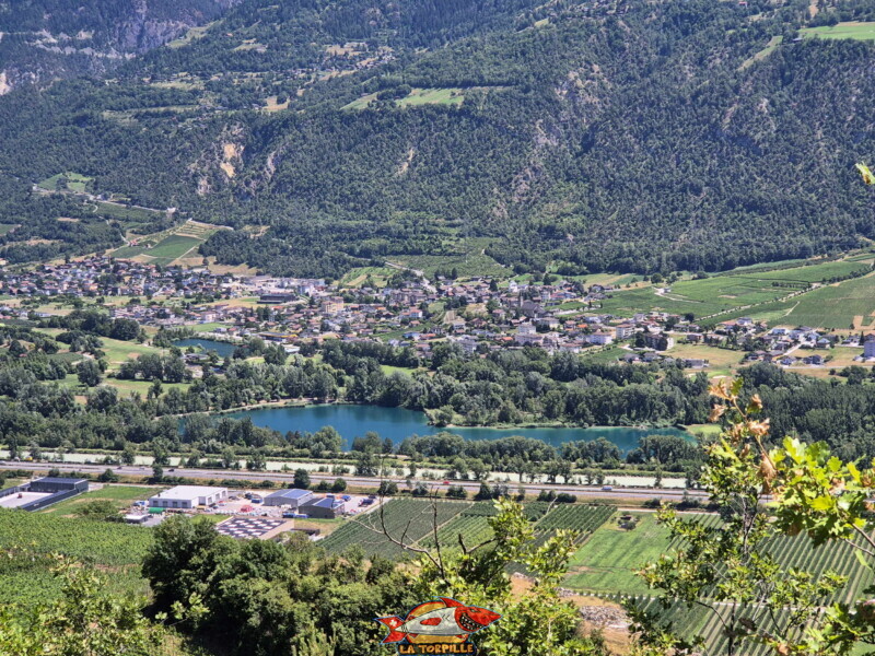 La vue sur la gouille des Bousses (gauche) et le lac de la Brèche. En arrière-plan, le village de Grône. Au premier plan. le Rhône et sa couleur crème qui tranche avec celle des deux lacs. La vue sur la gouille des Bousses (gauche) et le lac de la Brèche. En arrière-plan, le village de Grône. Au premier plan. le Rhône et sa couleur crème qui tranche avec celle des deux lacs. Bisse de Sillonin