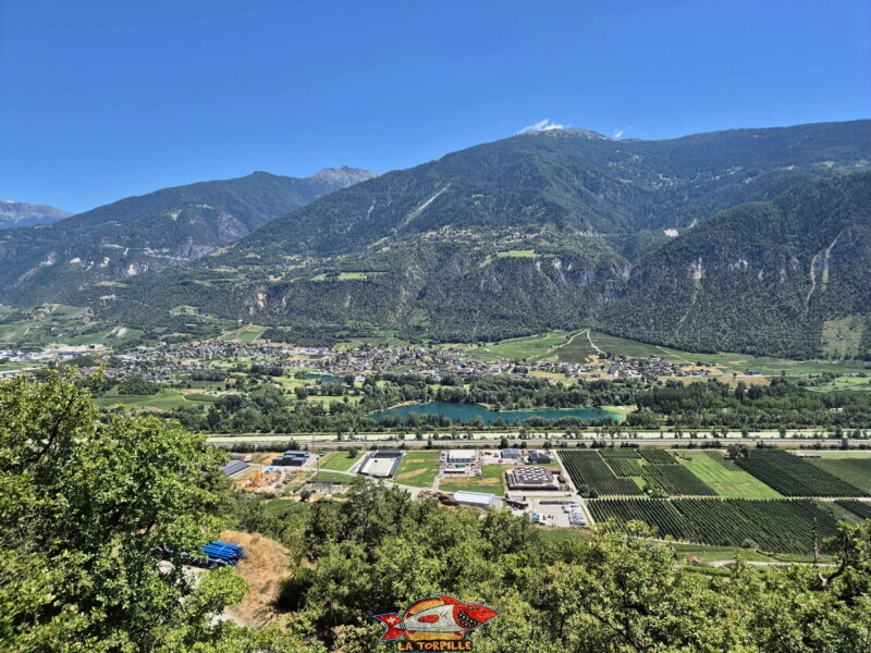 La vue direction sud-est sur la vallée du Rhône. En arrière-plan, à gauche, le val de Réchy. Bisse de Sillonin La vue direction sud-est sur la vallée du Rhône. En arrière-plan, à gauche, le val de Réchy. Bisse de Sillonin