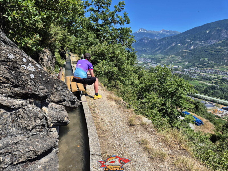 Un banc sur le bisse de Sillonin. Un banc sur le bisse de Sillonin.