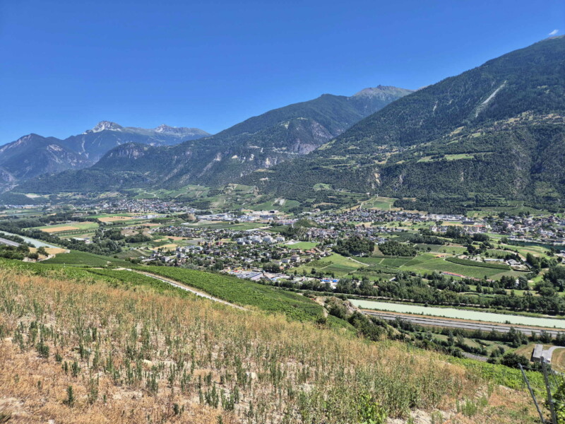 La vue sur Happyland depuis le chemin le long du bisse de Sillonin.