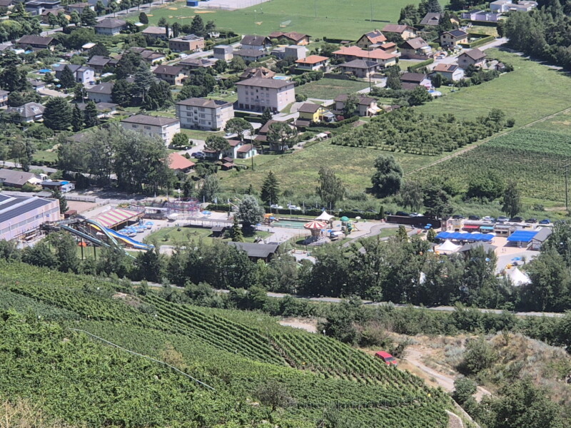 La vue sur Happyland depuis le chemin le long du bisse de Sillonin.