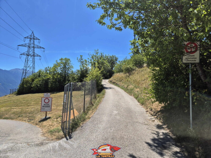 La montée par le chemin du Châtelard. Statue du Christ-Roi, Lens, Valais central.