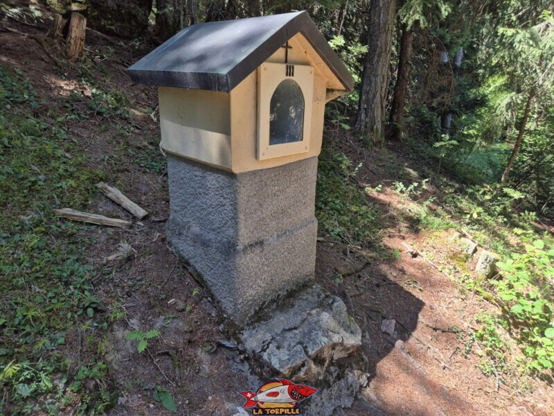 Une des quatorze stations du chemin de croix. Chemin de Croix. Statue du Christ-Roi, Lens, Valais central. Une des quatorze stations du chemin de croix. Chemin de Croix. Statue du Christ-Roi, Lens, Valais central.