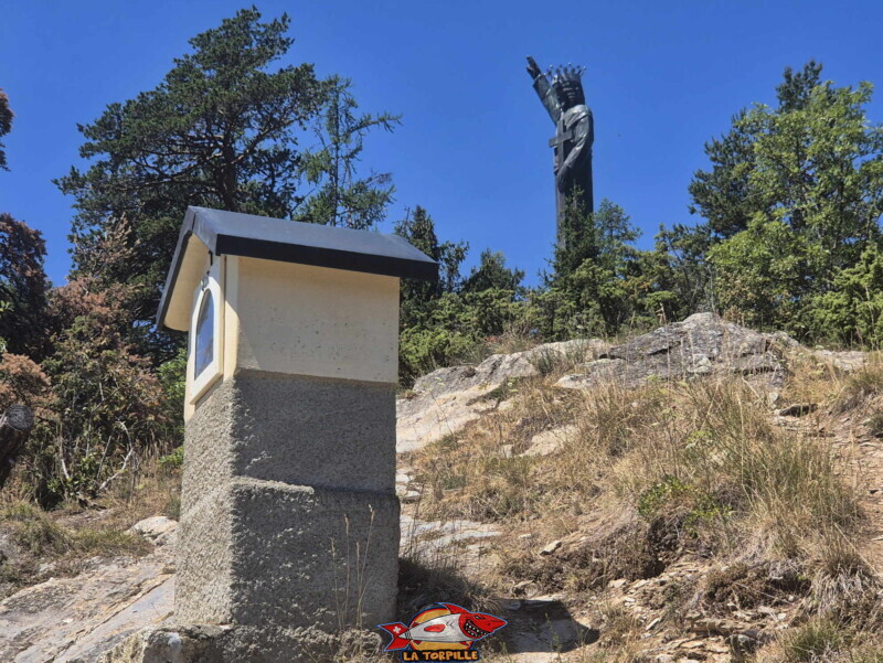 Chemin de Croix. Statue du Christ-Roi, Lens, Valais central.