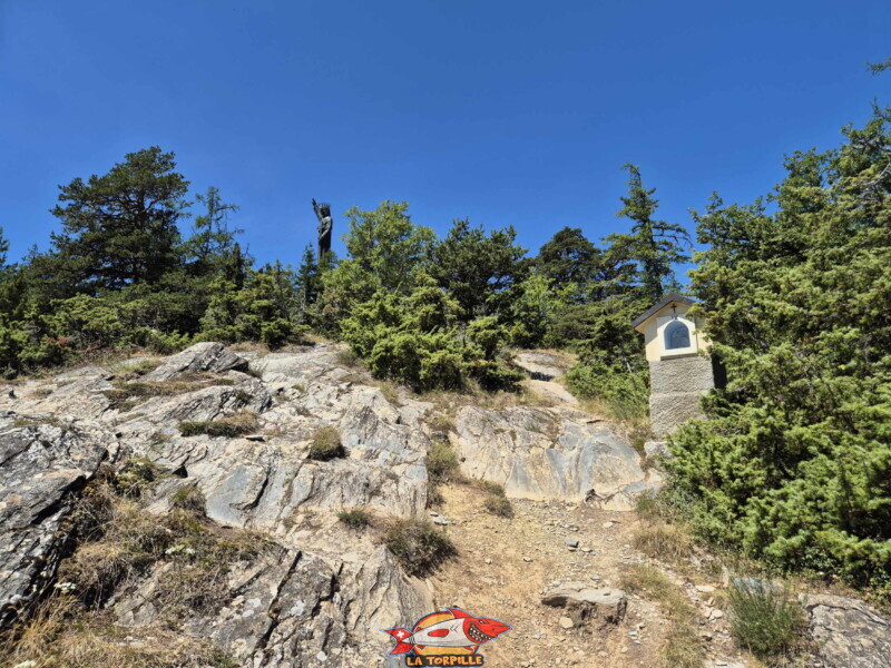 La montée raide et rocailleuse. Chemin de Croix. Statue du Christ-Roi, Lens, Valais central. La montée raide et rocailleuse. Chemin de Croix. Statue du Christ-Roi, Lens, Valais central.