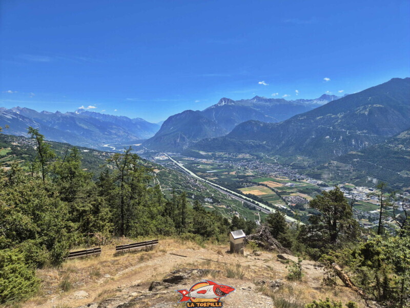 La très belle vue sur la vallée du Rhône. Chemin de Croix. Statue du Christ-Roi, Lens, Valais central. La très belle vue sur la vallée du Rhône. Chemin de Croix. Statue du Christ-Roi, Lens, Valais central.