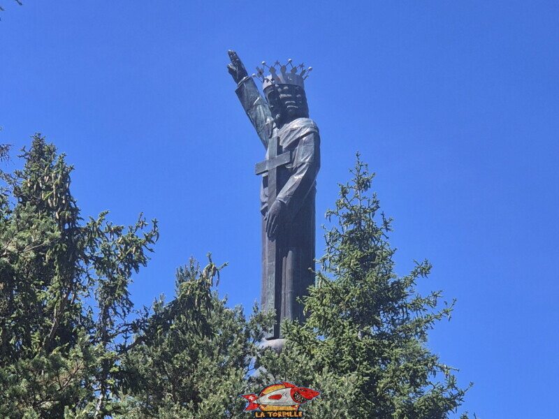 Le zoom sur la statue. Chemin de Croix. Statue du Christ-Roi, Lens, Valais central.