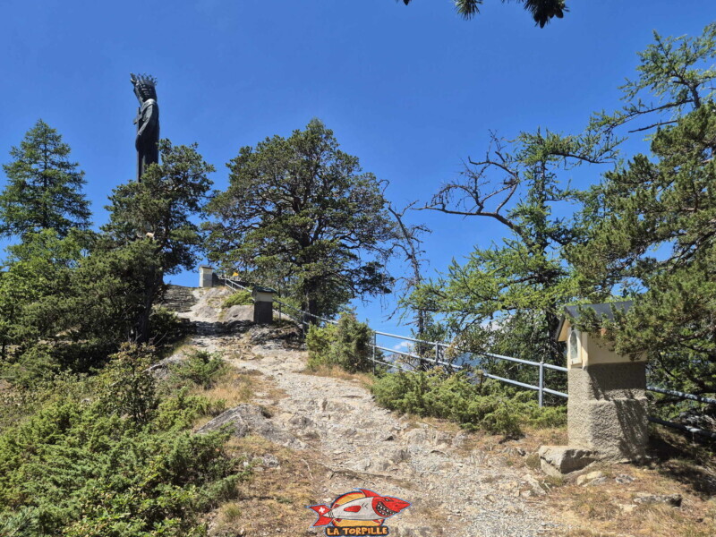 L'arrivée sur le Christ-Roi. Chemin de Croix. Statue du Christ-Roi, Lens, Valais central.