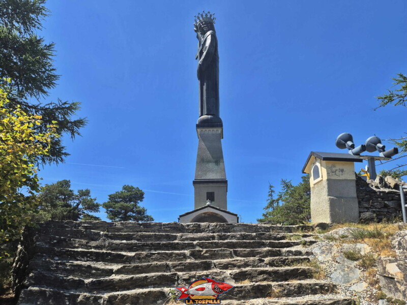 L'escalier avant l'arrivée à la statue. Chemin de Croix. Statue du Christ-Roi, Lens, Valais central. L'escalier avant l'arrivée à la statue. Chemin de Croix. Statue du Christ-Roi, Lens, Valais central.