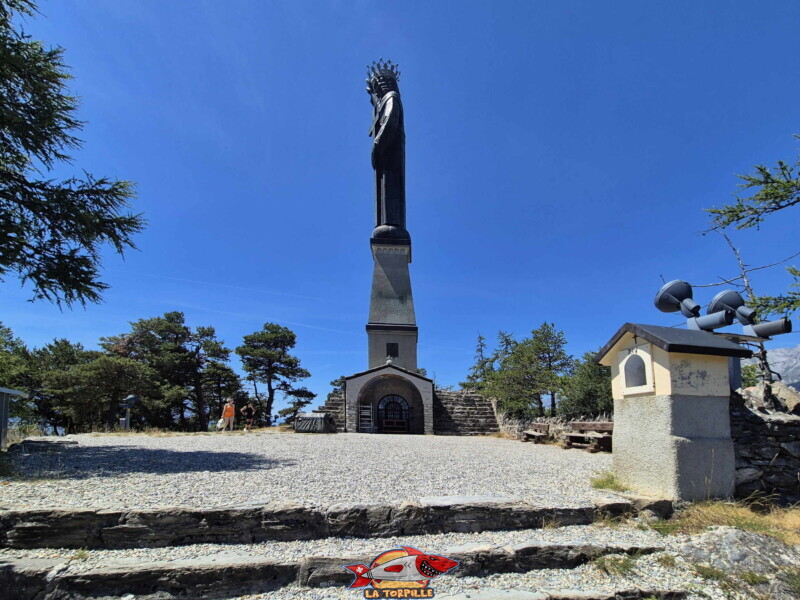 La statue depuis l'est. Statue du Christ-Roi. Statue du Christ-Roi, Lens, Valais central.