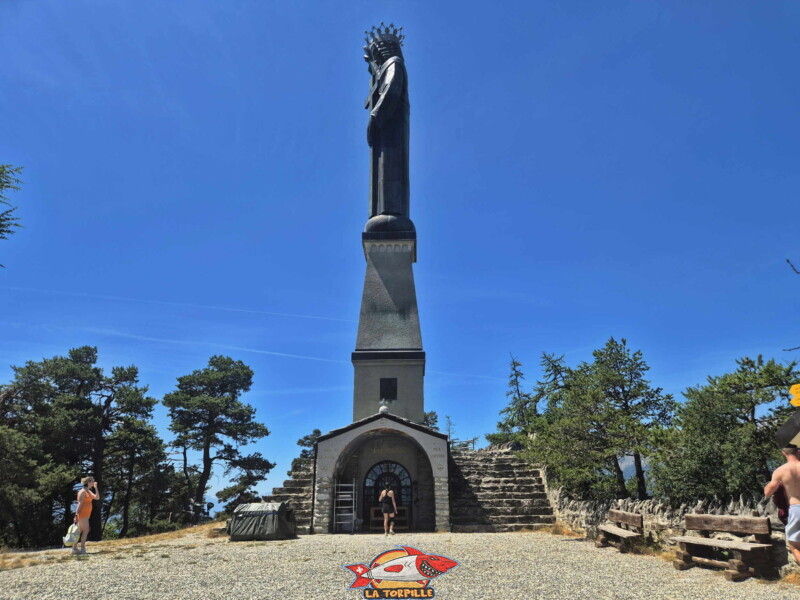 chapelle Notre-Dame du Perpétuel Secours. Statue du Christ-Roi, Lens, Valais central.