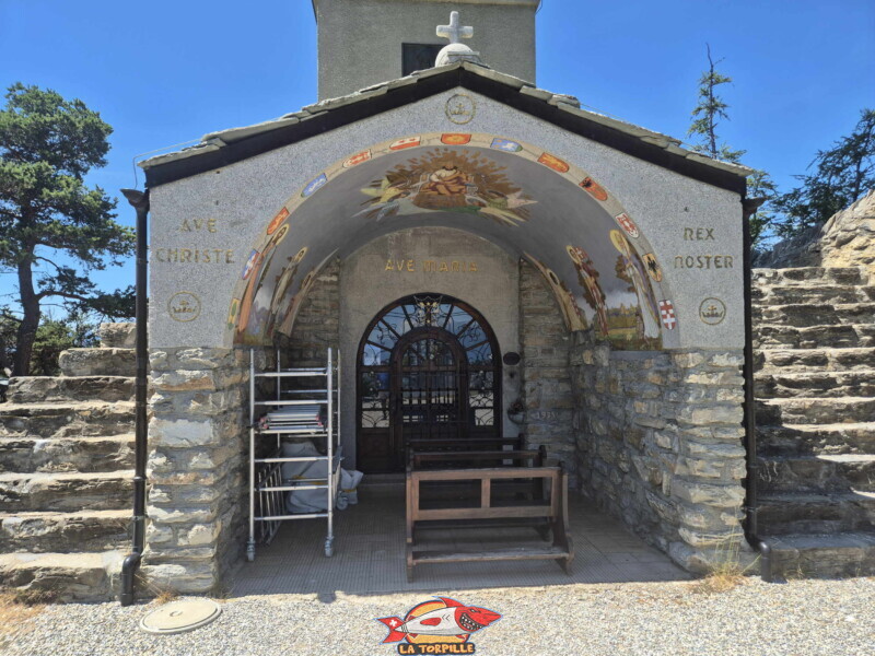 chapelle Notre-Dame du Perpétuel Secours. Statue du Christ-Roi, Lens, Valais central.