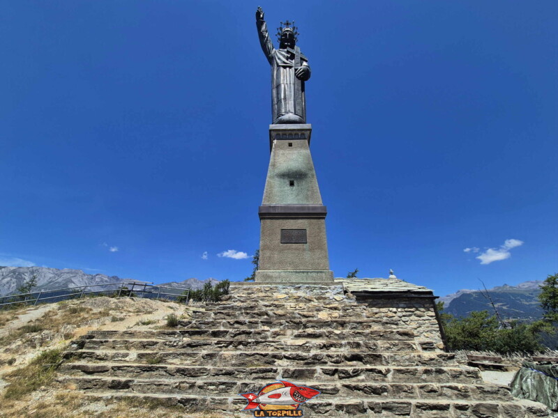 La statue depuis le sud. Statue du Christ-Roi. Statue du Christ-Roi, Lens, Valais central.