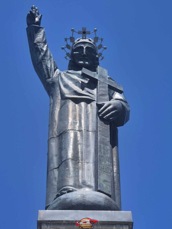 zoom. Statue du Christ-Roi. Statue du Christ-Roi, Lens, Valais central.
