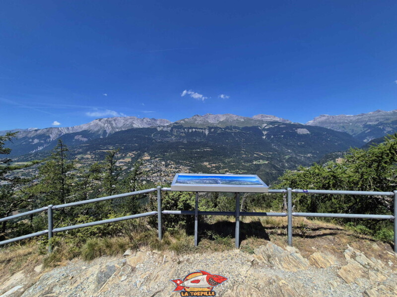Panorama direction nord. Le panorama direction nord en direction de la vallée de la Lienne. Statue du Christ-Roi, Lens, Valais central.